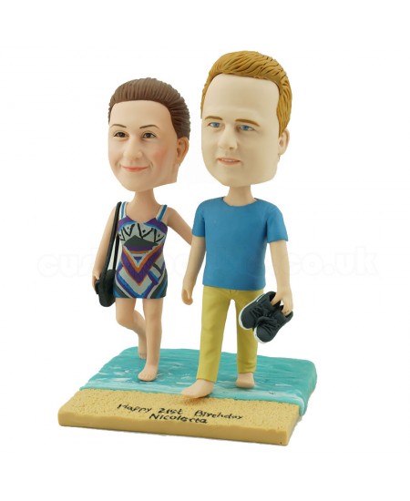 personalised couple bobblehead walking on sandbeach