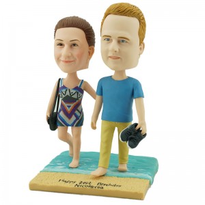 personalised couple bobblehead walking on sandbeach