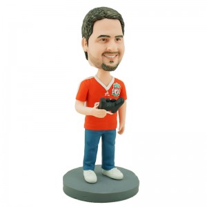 personalised gamer bobblehead carrying a gamepad