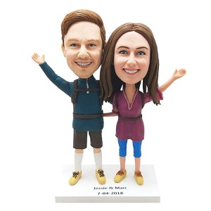 traveller couple bobbleheads
